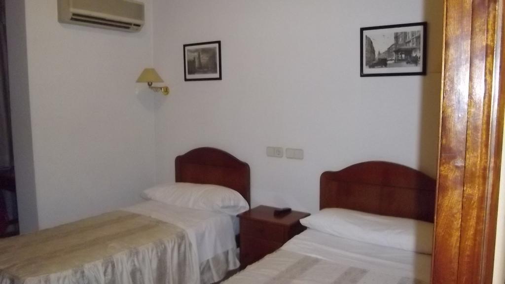 Hostal Rivera - Atocha Мадрид Екстер'єр фото