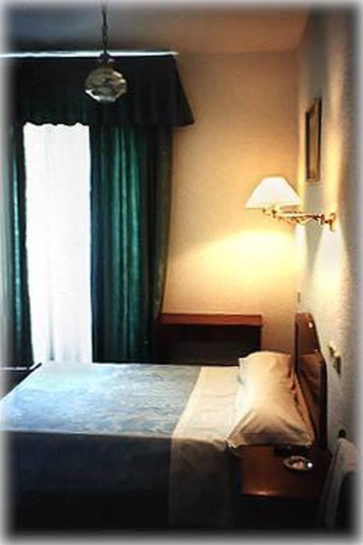 Hostal Rivera - Atocha Мадрид Екстер'єр фото