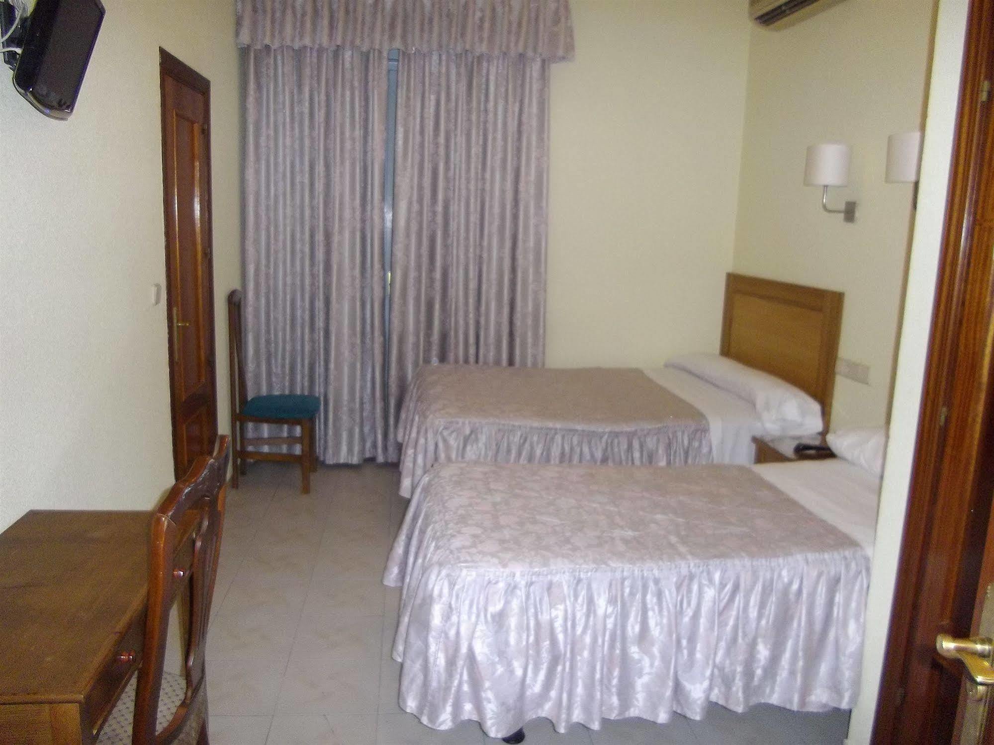 Hostal Rivera - Atocha Мадрид Екстер'єр фото