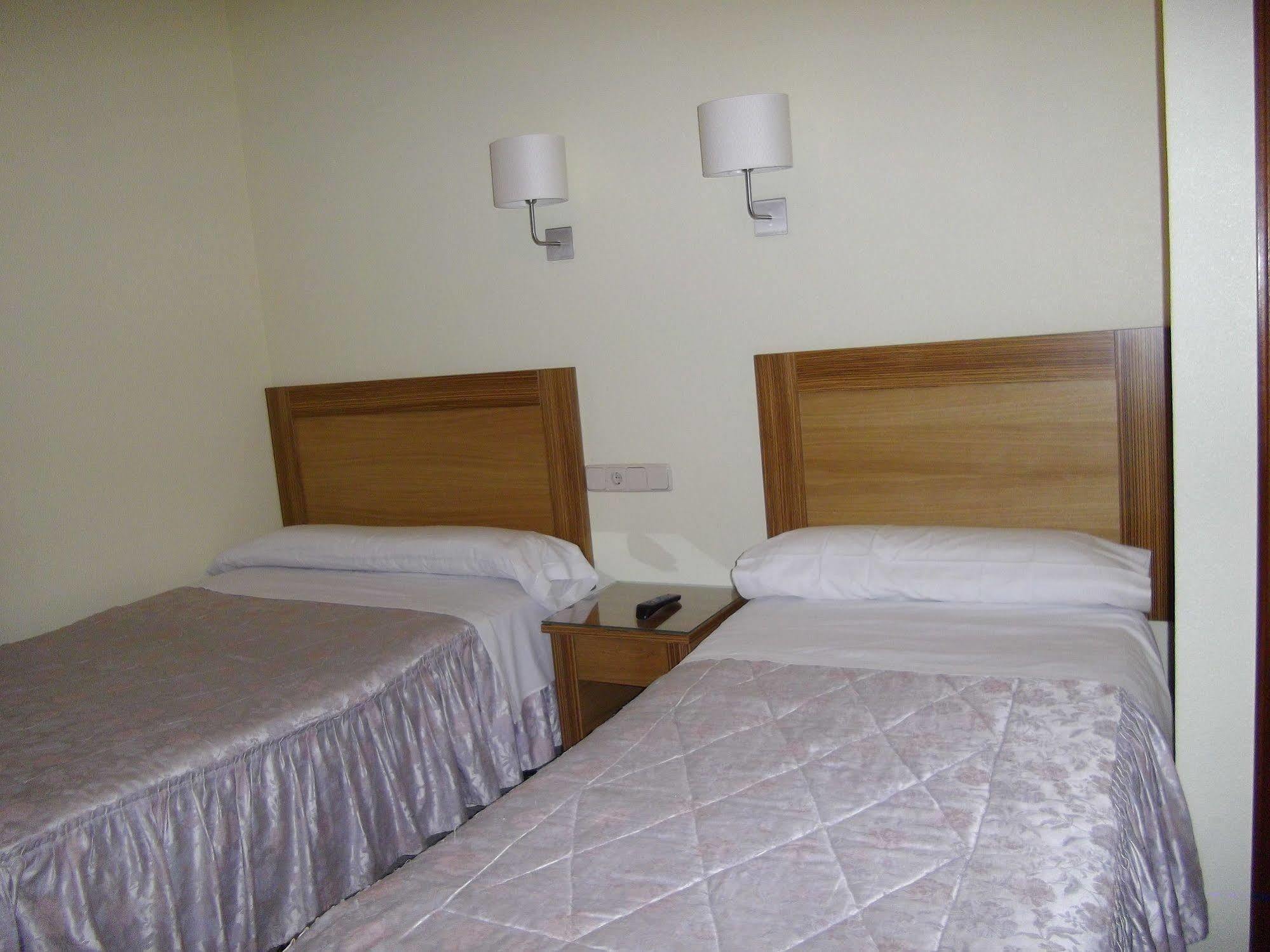 Hostal Rivera - Atocha Мадрид Екстер'єр фото